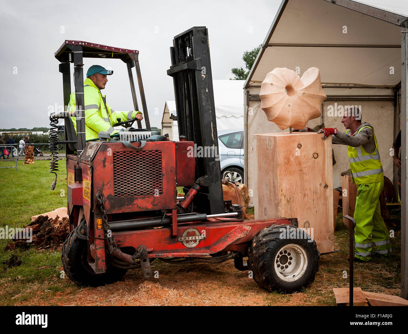 Cheshire, UK. 31. August 2015. Zwei Männer und ein Gabelstapler tragen eine Ausstellung auf der der 11. englische Chainsaw Carving Auswahlverfahren statt an der Cheshire Spiel und Land zeigen bei der Cheshire County Showground Credit: John Hopkins/Alamy Live News Stockfoto