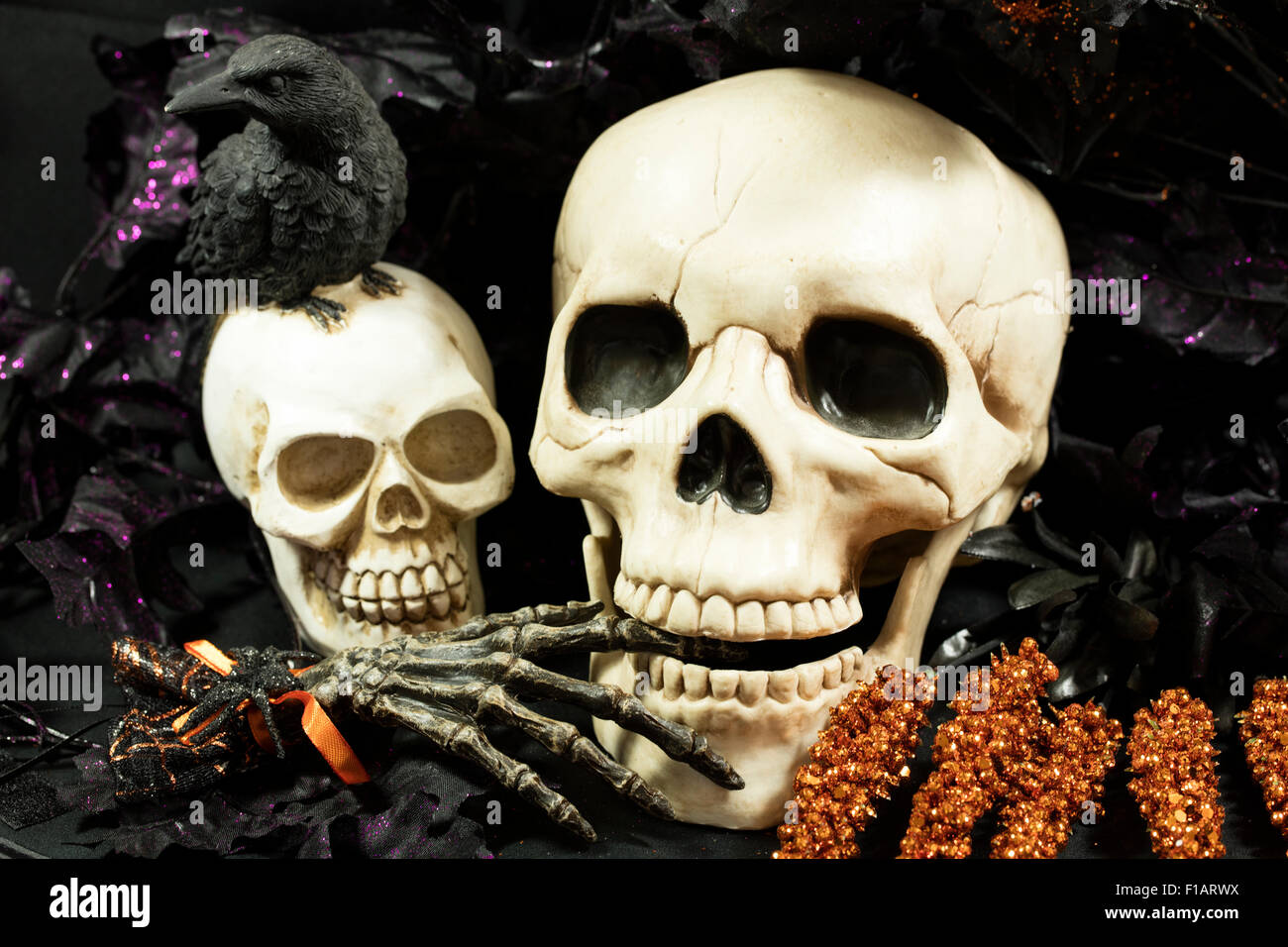 Beängstigend und gruselig Halloween-Dekorationen von Schädeln, Raben und magische Tränke Stockfoto