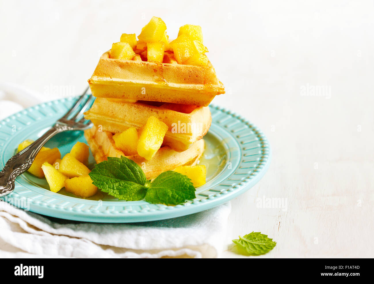 Belgische Waffeln mit karamellisiertem Apfel und Honig Stockfoto