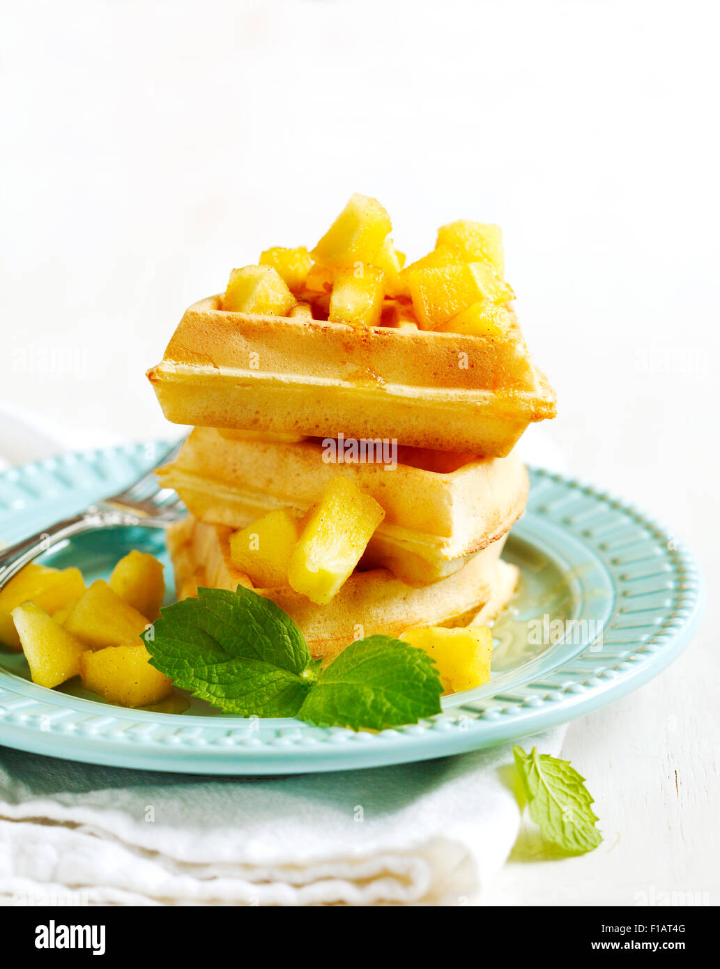 Belgische Waffeln mit karamellisiertem Apfel und Honig Stockfoto