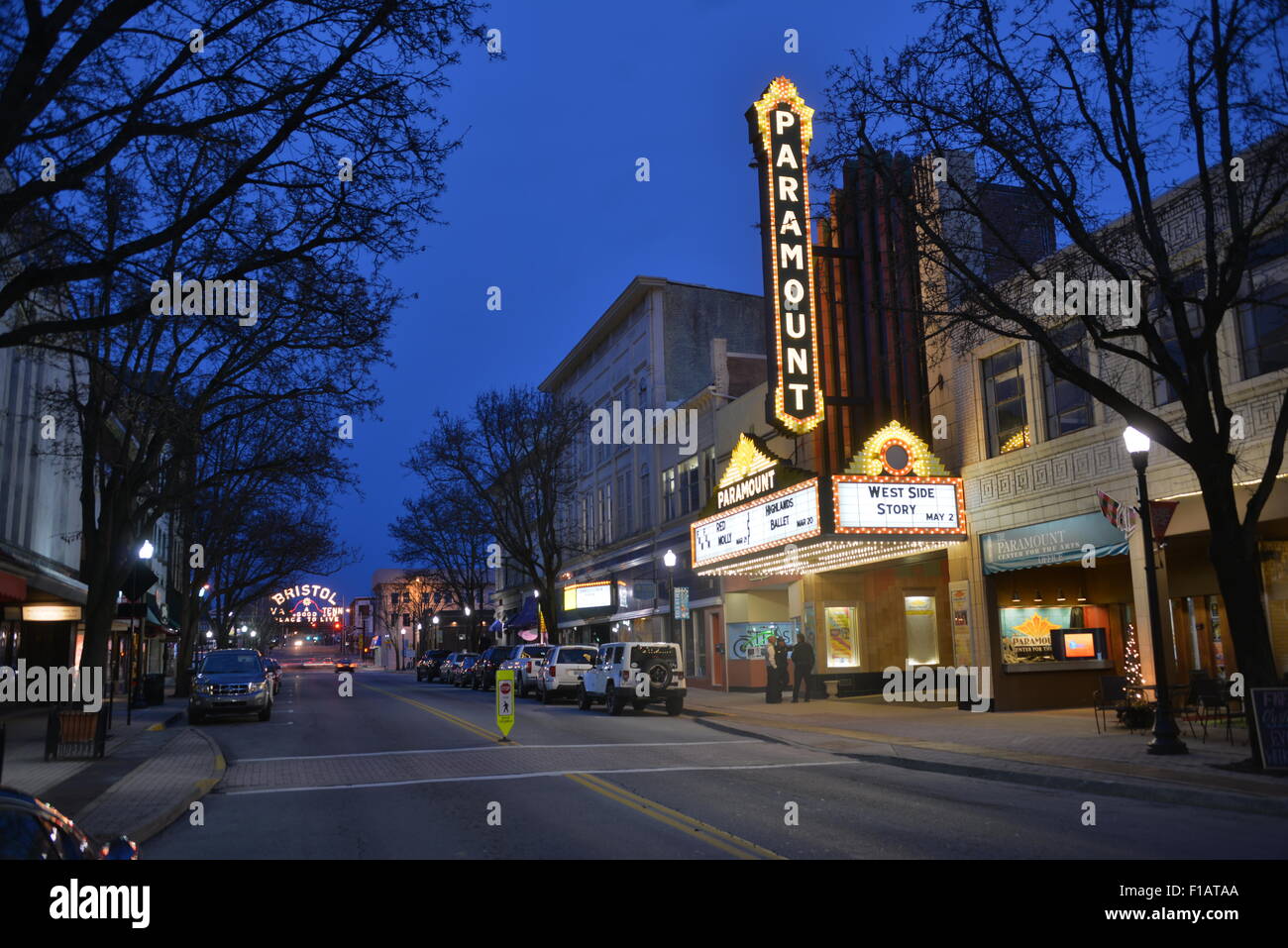 State Street in Bristol, Virginia und Tennessee mit das Paramount Theater und Bristol Schild über beide Staaten Stockfoto