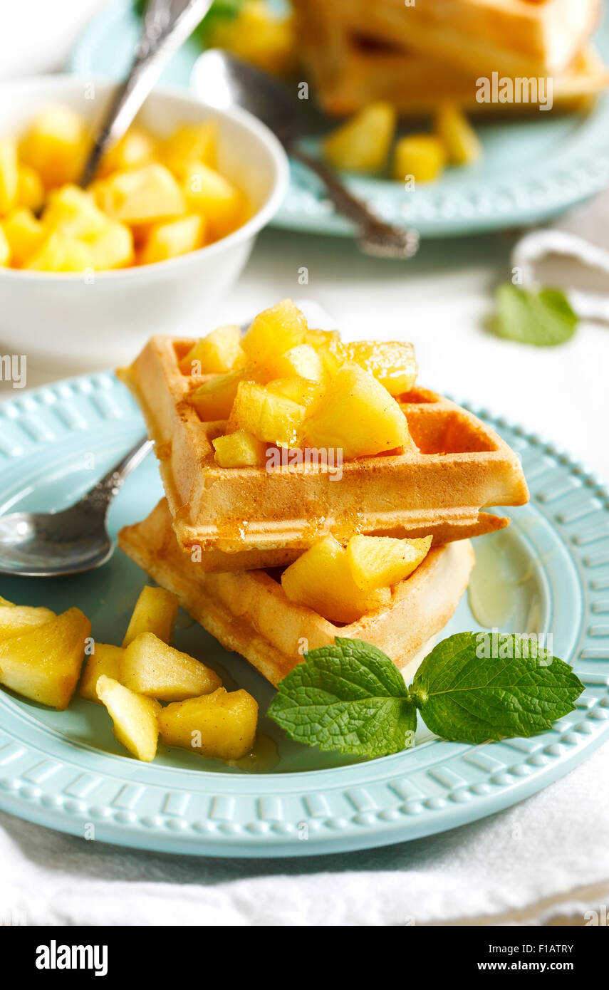 Belgische Waffeln mit karamellisiertem Apfel und Honig Stockfoto