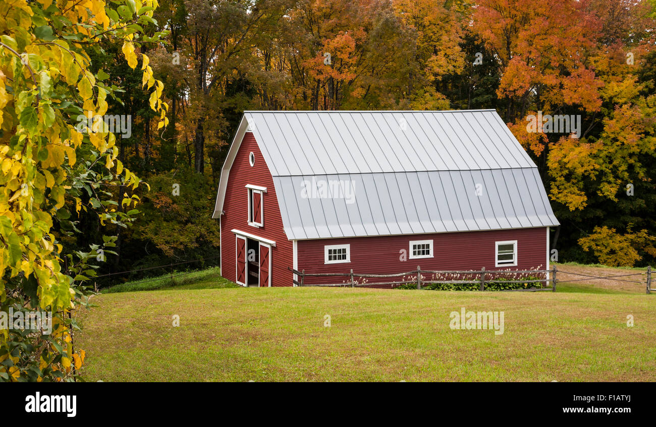Herbstlandschaft und rote Scheune mit Herbstbäumen in Vermont, Neuengland Herbstwald Herbst farbenfrohe Farmszene Scheunen Farmland US-Farmlandschaften Stockfoto