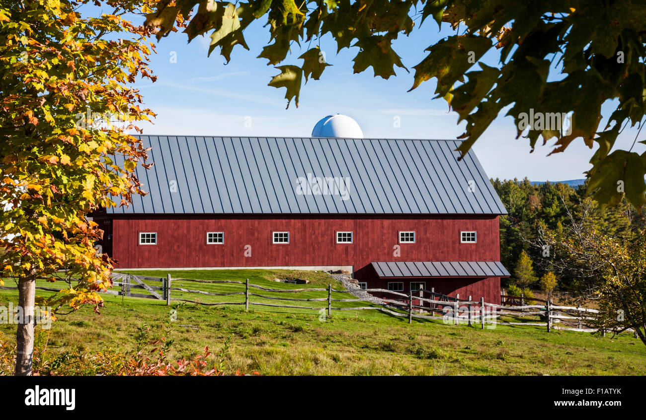 Farbenfrohe Herbstlandschaft und rote Scheune in Vermont, Herbst Neuengland Herbst Herbstliche Farmszene Scheunen Herbstbäume Blätter amerikanischen Scheune US Stockfoto