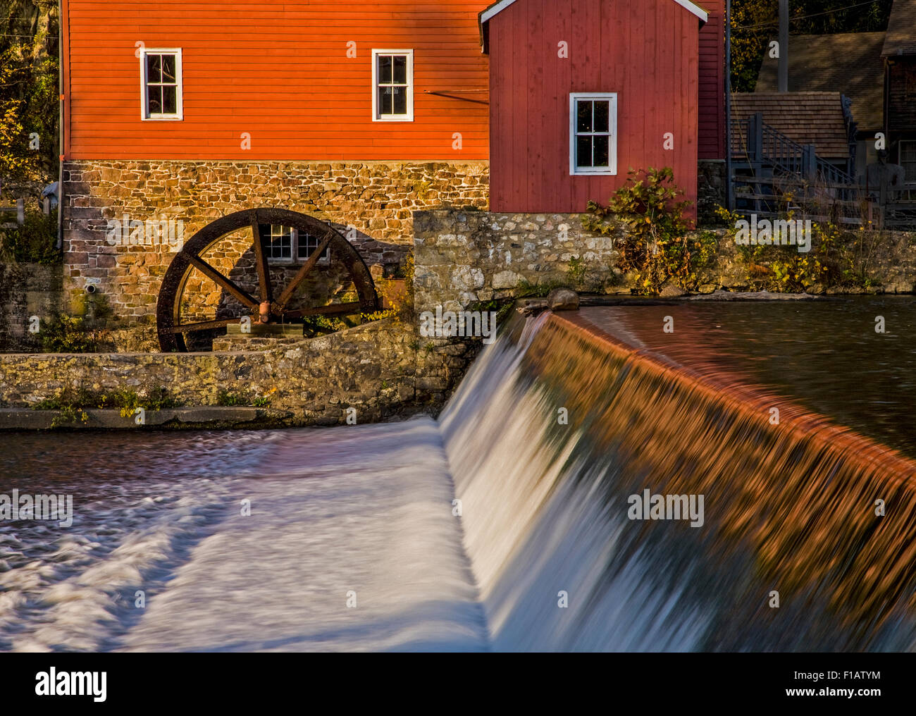 Der historische Fall der Roten Mühle, das alte Wasserrad der Mühle und der Raritan River Damn in Clinton, Farm in New Jersey, US-Landschaft pov, historische Bilder Stockfoto