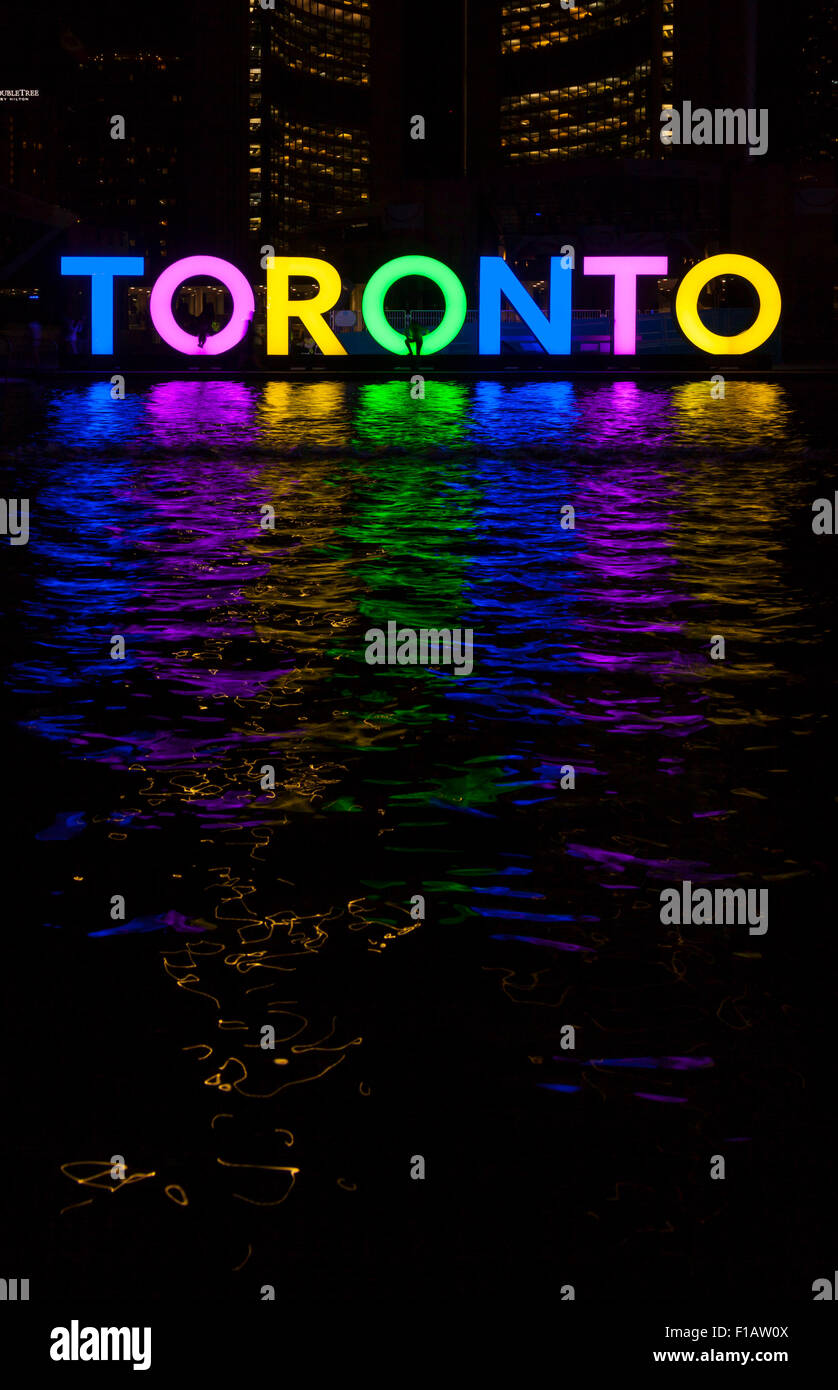 Eine beleuchtete bunten "Toronto" Logo am Nathan Phillips Square, Toronto, Ontario, Kanada. Stockfoto