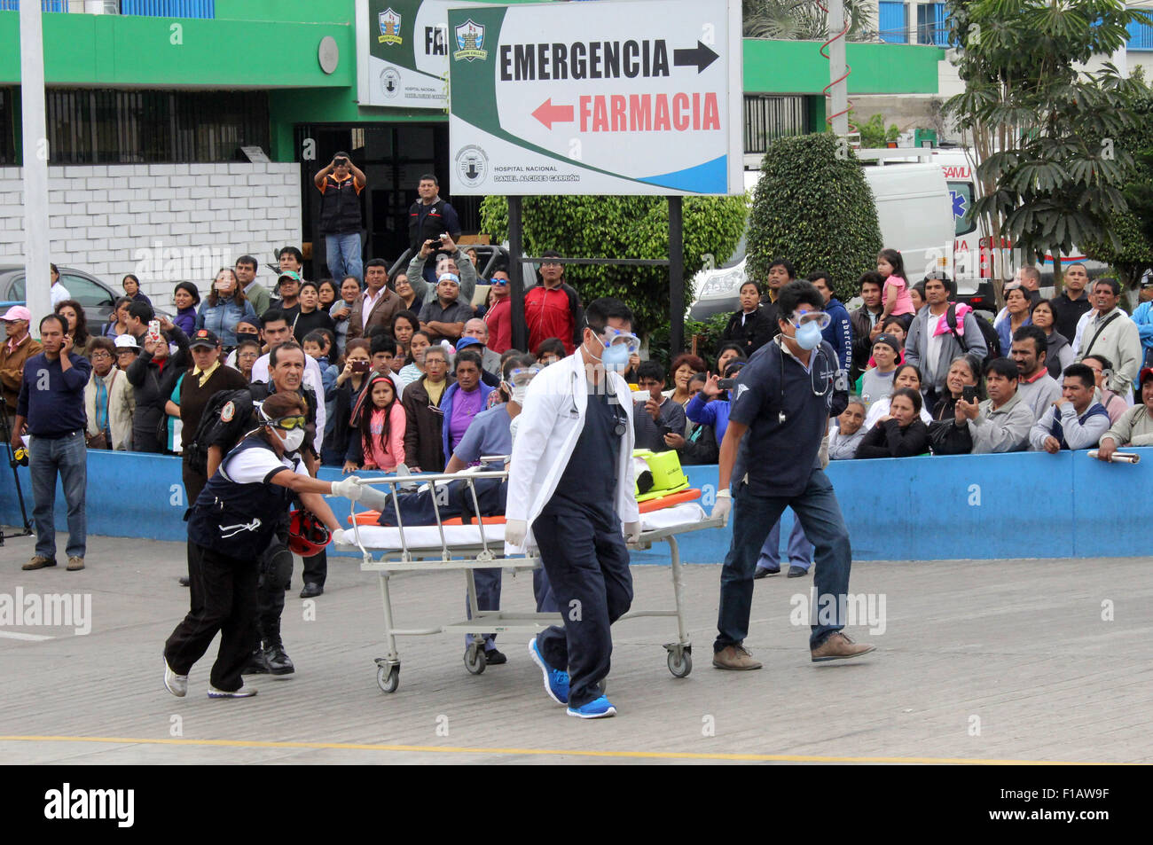 Callao, Peru. 31. August 2015. Rettungs-Elemente nehmen Teil in einem Bohrer im Daniel Alcides AAS Krankenhaus in der Stadt Callao, Peru, am 31. August 2015. Der Bohrer fand statt in den Regionen von Piura, Tumbes und Lambayeque aufgrund der hohen Anfälligkeit und Möglichkeit von schweren Regenfällen. © Luis Camacho/Xinhua/Alamy Live-Nachrichten Stockfoto