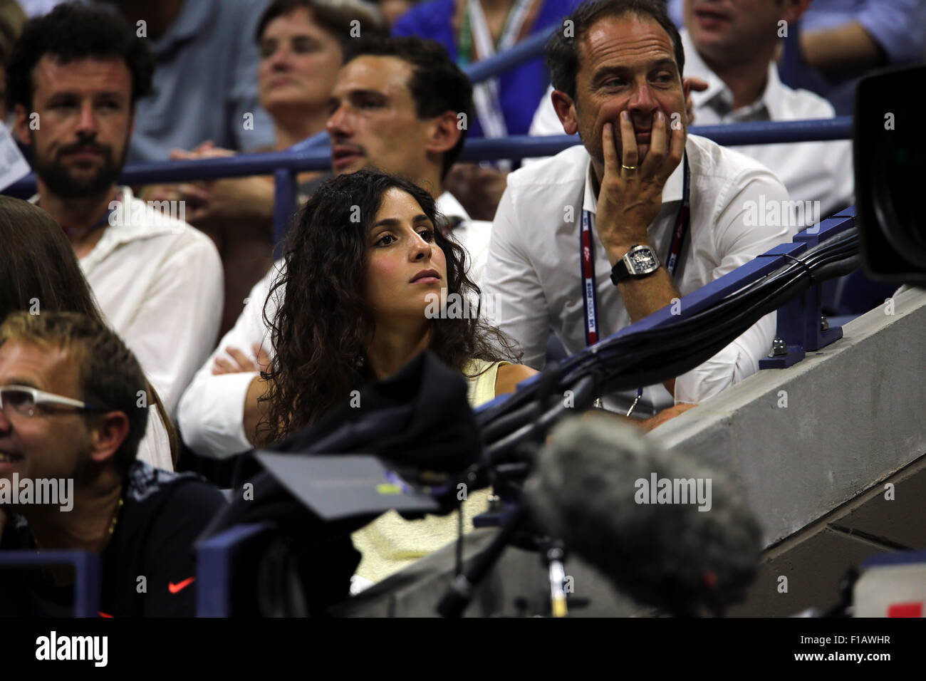 New York, USA. 31. August 2015. Maria Francisca Perello, die Freundin des spanischen Tennisspieler Rafael Nadal, Uhren seine erste rund um gegen Borna Coric Kroatien am Montagabend, 31. August, bei den US Open in Flushing Meadows Credit Entsprechung: Adam Stoltman/Alamy Live News Stockfoto