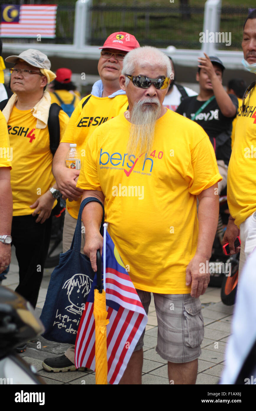 KUALA LUMPUR, MALAYSIA, 29. August 2015: gelbes Hemd Senior malaysischen besucht die BERSIH Rallye. Stockfoto