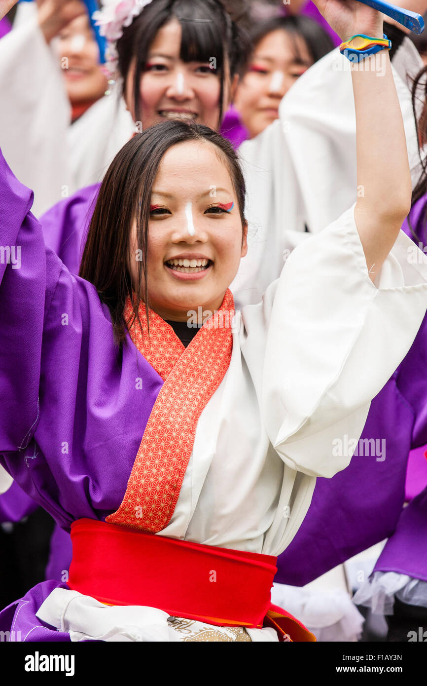 Nahaufnahme des jungen japanischen Frau gekleidet in violetten und weißen yukata Jacke, Tanzen und Singen während yosakoi dance Routine. Stockfoto