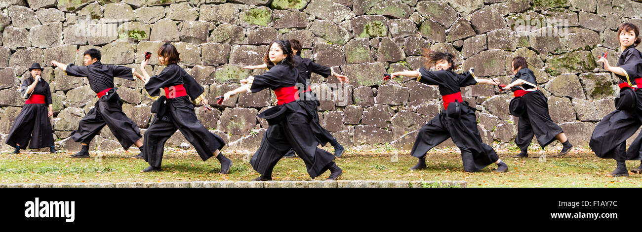 Kumamoto, Japan, Hinokuni Yosakoi Dance Festival. Dance Troupe, tragende schwarze happi Mäntel und Hüte mit roten Schärpe, Tanzen, konfrontiert, aus der Nähe. Stockfoto