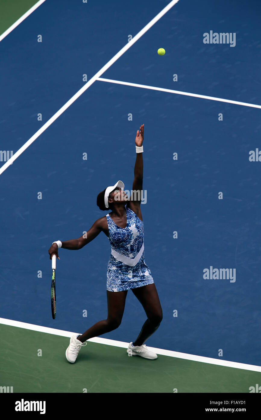 New York, USA. 31. August 2015. Venus Williams in Aktion gegen Monica Puig in der ersten Runde der US Open in Flushing Meadows, New York am Montag, den 31. August. Credit: Adam Stoltman/Alamy Live News Stockfoto