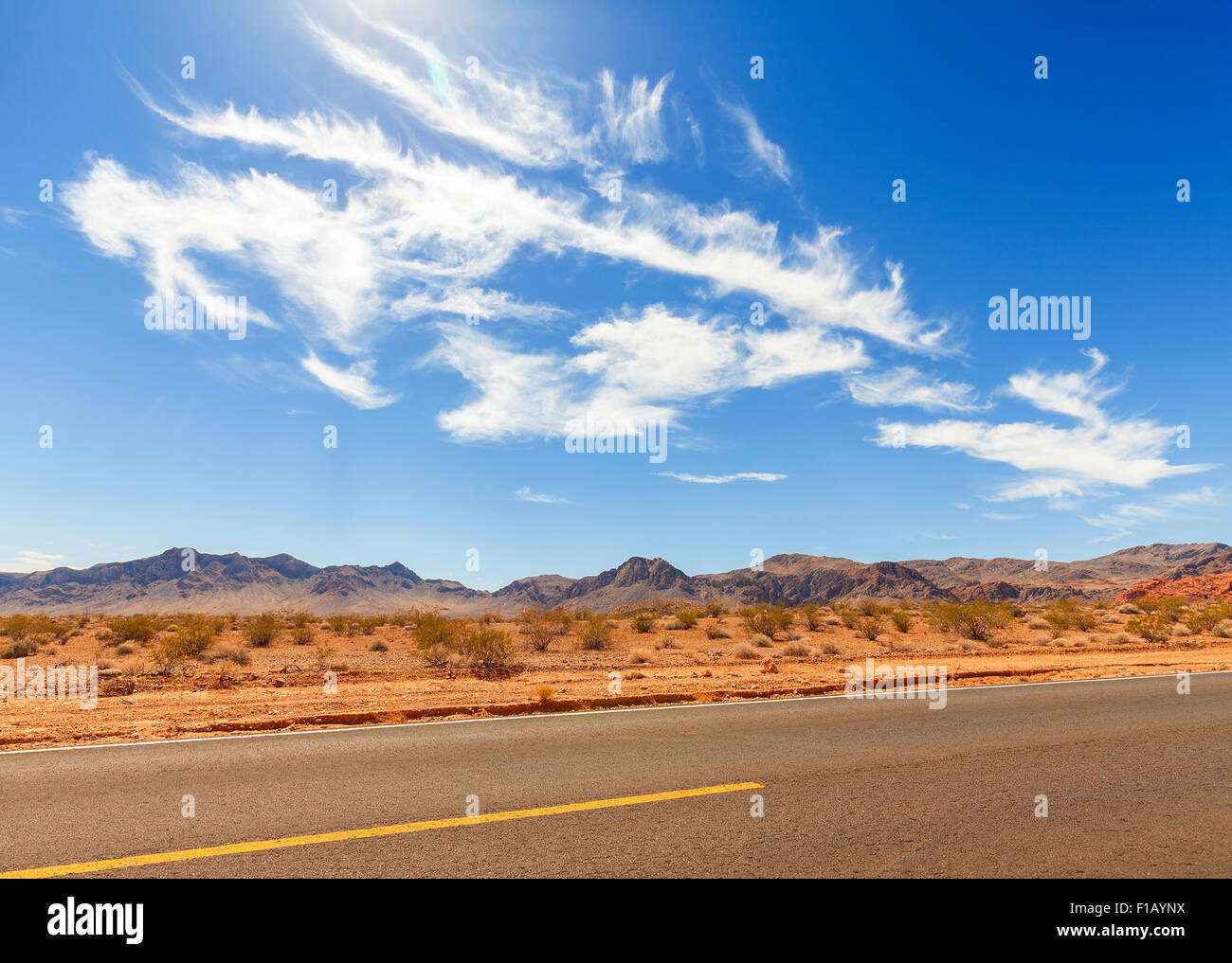 Endlose Straßen und schöne Wolkengebilde, Reisen Konzept, USA. Stockfoto