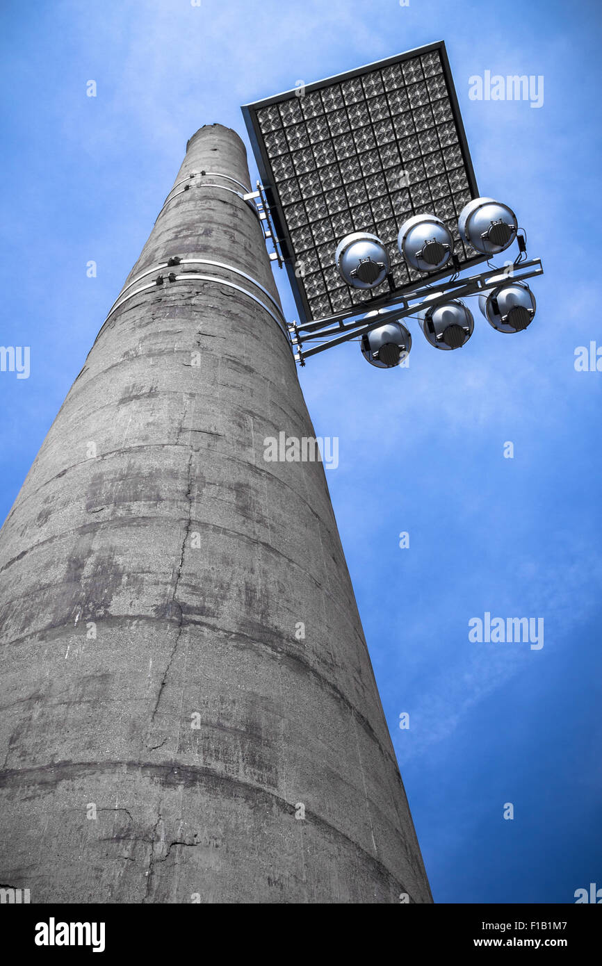 Alternativ bestehend ein Beleuchtungssystem aus einem reflektierenden Panel, auf einen alten Schornstein installiert. Stockfoto