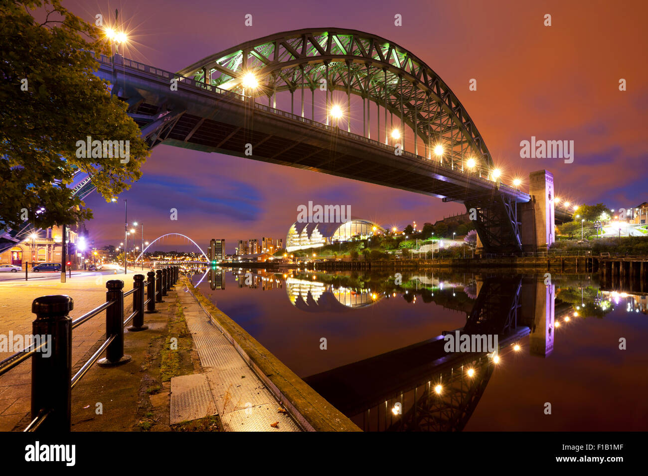 Die Tyne-Brücke über den Fluss Tyne in Newcastle, England in der Nacht. Stockfoto