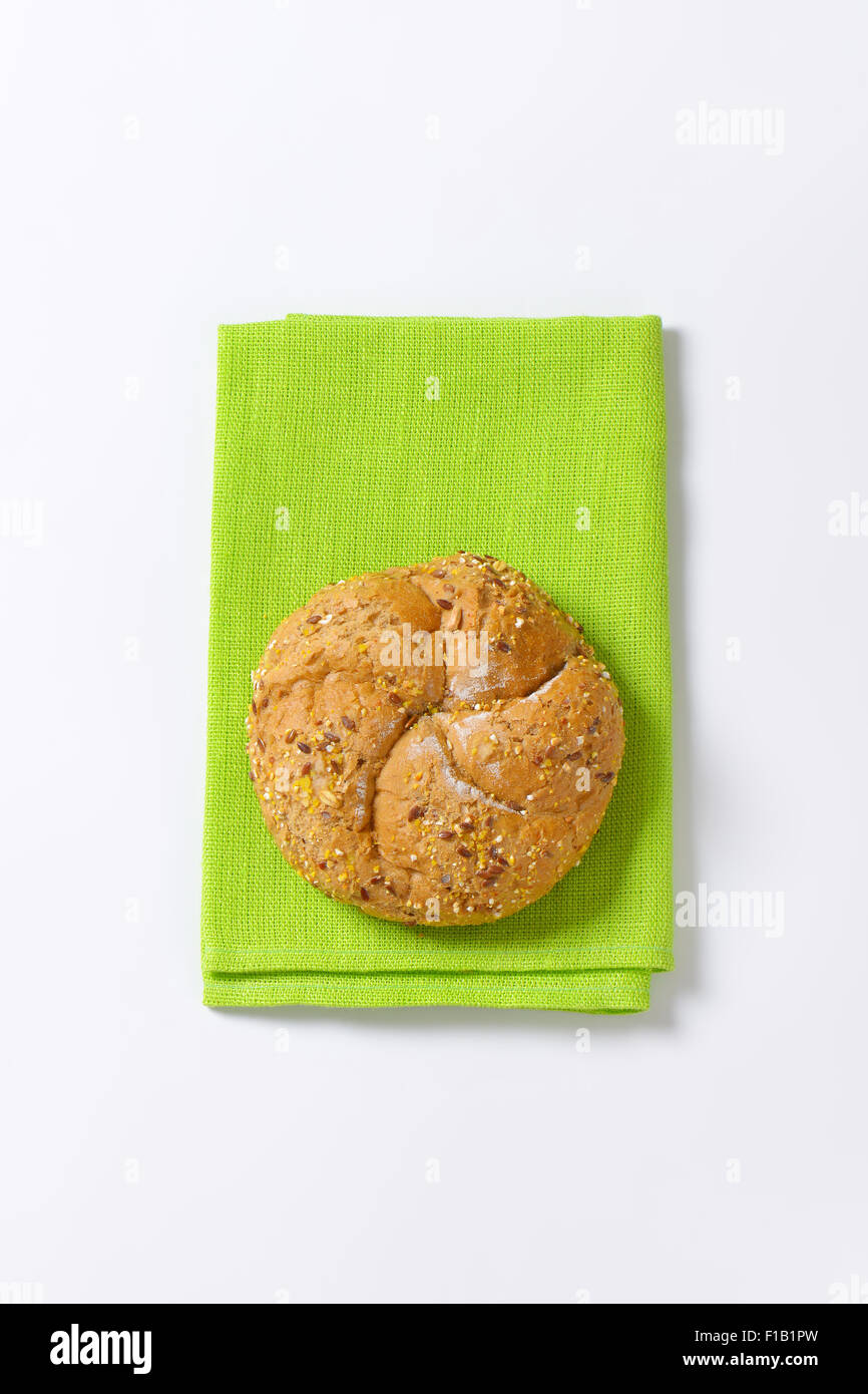 frisches Brot Brötchen auf grüne Tischset Stockfoto
