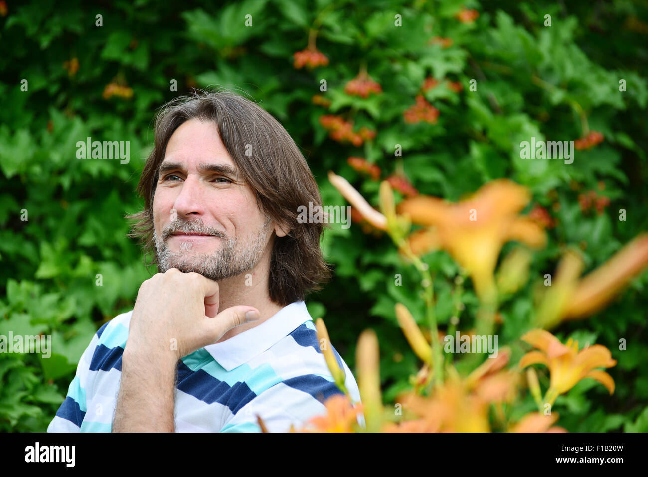 dunkelhaarige Mann mit einem Bart in der Natur Stockfoto