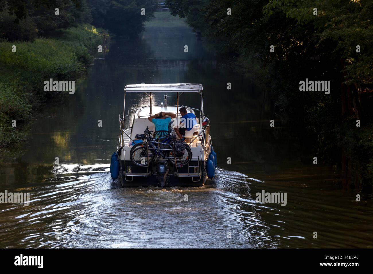 Menschen im Boot, Bata Canal Morava Fluss Tschechien Südmähren Stockfoto