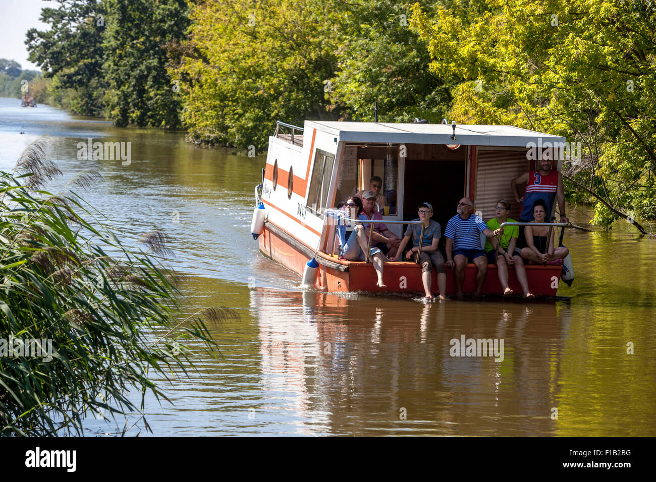 Boot mit Menschen auf dem Bata Kanal in der Nähe von port Veseli nad Moravou, Südmähren, Tschechische Republik Stockfoto