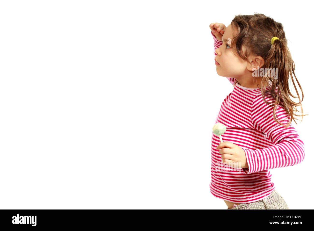 Porträt von kleinen Mädchen mit einem Lutscher, isoliert auf weißem Hintergrund Stockfoto