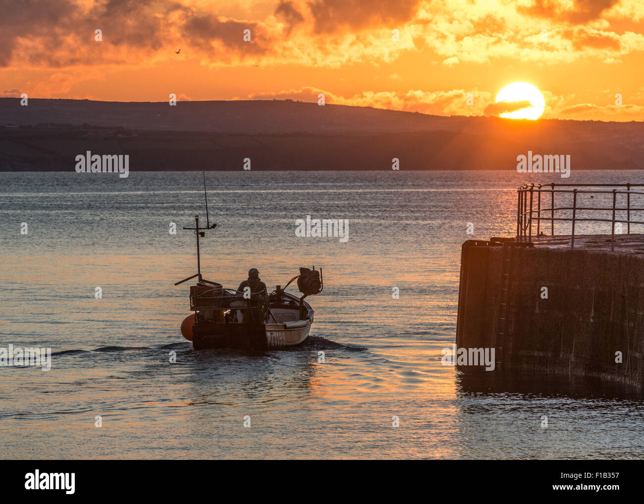 Mousehole, Cornwall, UK. 1. September 2015. Großbritannien Wetter. Sonniger Start in den Tag in Mousehole. Bildnachweis: Simon Maycock/Alamy Live-Nachrichten Stockfoto