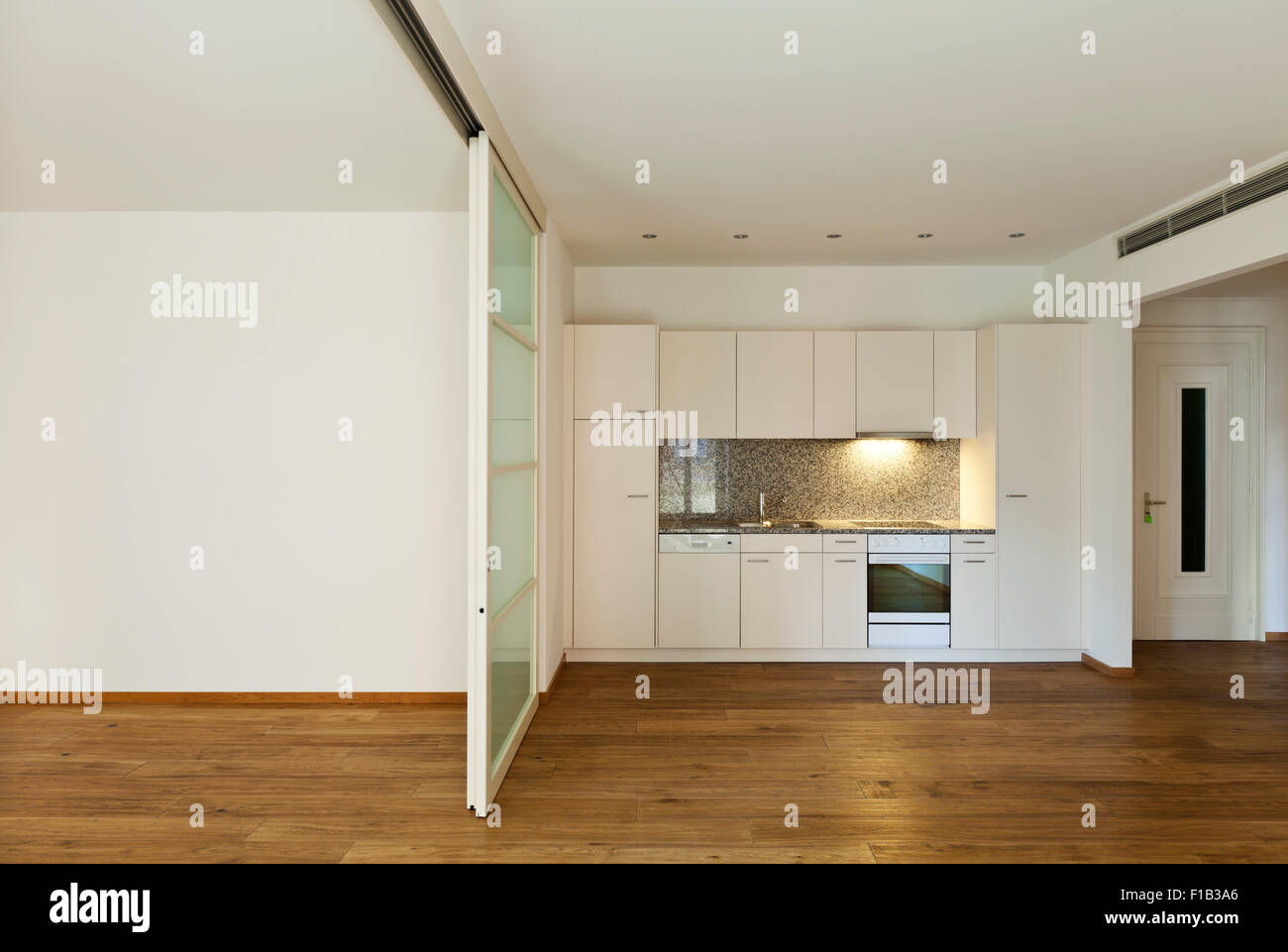 innere leere Haus mit Holzboden, Küche Stockfoto