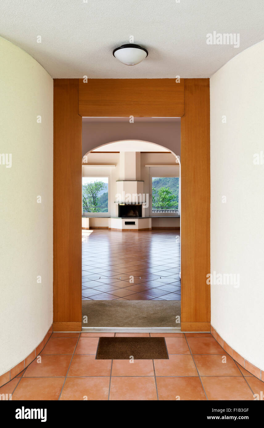 nach Hause, Tür offen, Blick auf Zimmer mit Kamin Stockfoto