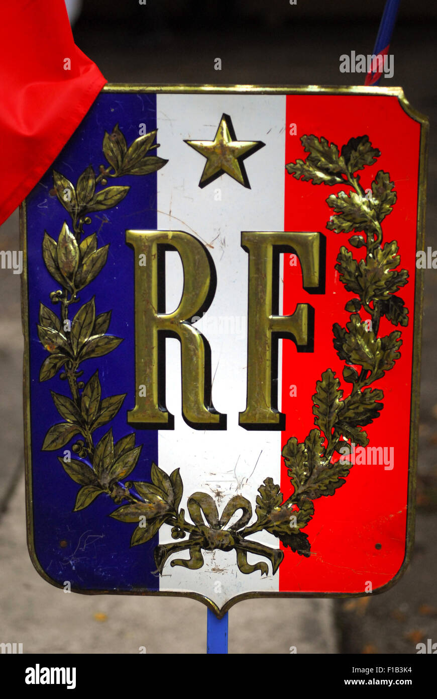 République Française RF Shield am Kriegerdenkmal Stockfoto