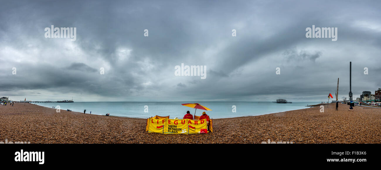 Rettungsschwimmer am Strand von Brighton an einem miserablen Tag im August. Stockfoto