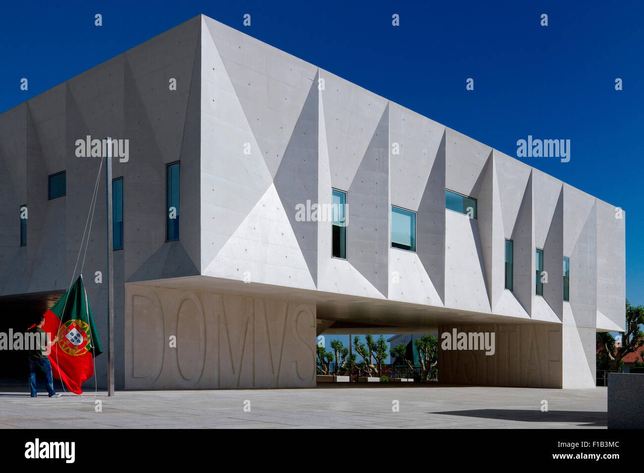 Ecke Höhe des Gerichtsgebäudes mit portugiesischer Flagge gehisst. Palacio da Justicia de Gouveia, Gouveia, Portugal. Archit Stockfoto