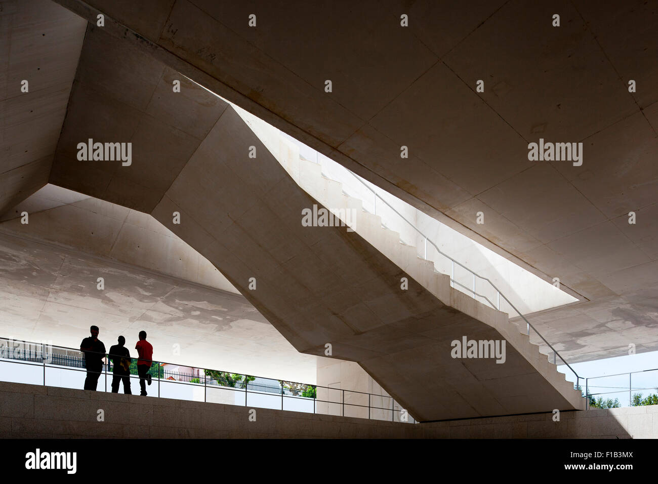 Offene Treppe zum Obergeschoss Gerichtssälen. Palacio da Justicia de Gouveia, Gouveia, Portugal. Architekt: Barbosa & Guimar Stockfoto