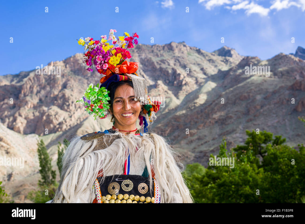 Eine Frau des Stammes Brokpa, tragen ihre Tracht mit der typischen Blume Kopfschmuck, Dah Hanu, Jammu und Kaschmir, Indien Stockfoto
