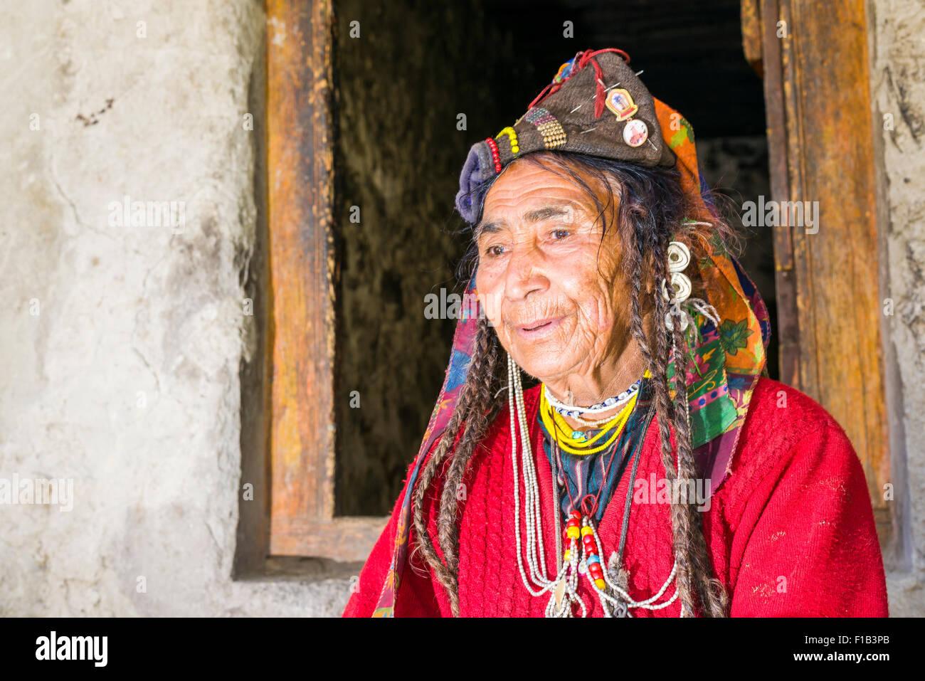 Eine Frau des Stammes Brokpa, tragen ihre Tracht mit der typischen Blume Kopfschmuck, Dah Hanu, Jammu und Kaschmir, Indien Stockfoto
