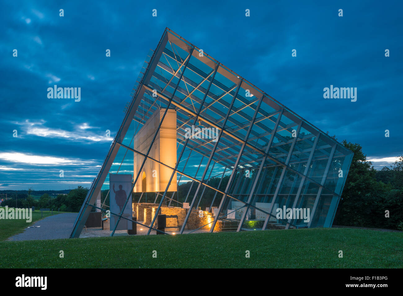 Limestor Dalkingen, geschützt durch ein Glasbau, World Heritage Site, in der Abenddämmerung, Rainau, Baden-Württemberg, Deutschland Stockfoto