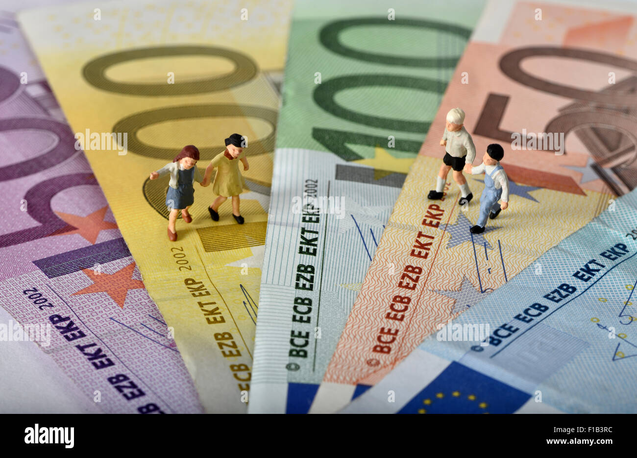 Kinder, Euro-Banknoten, Symbol für Kindergeld, Kosten für Kinder Stockfoto