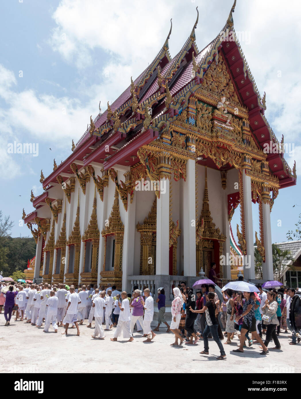 Prozession in einem buddhistischen Tempel, Naiharn Beach, Phuket Provinz, Thailand Stockfoto