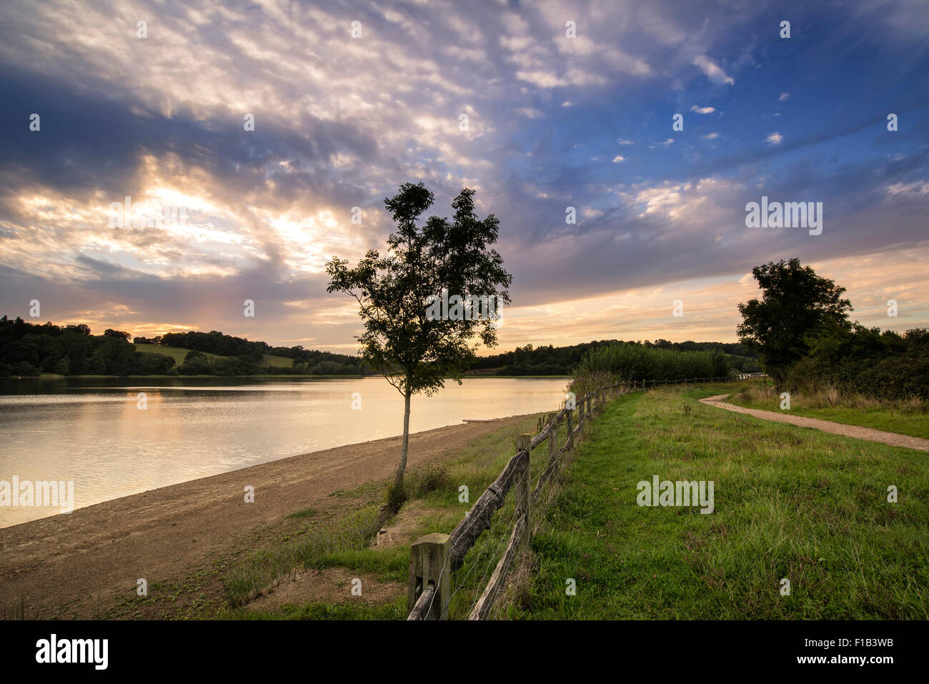 Dramatischen Sonnenuntergang über ruhige See im Sommer im englischen Landhausstil Stockfoto