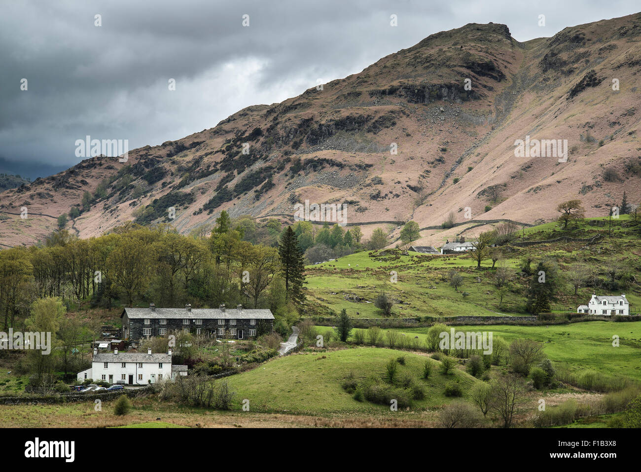 Schöne alte Dorf Landschaft inmitten der Berge im Lake District Stockfoto