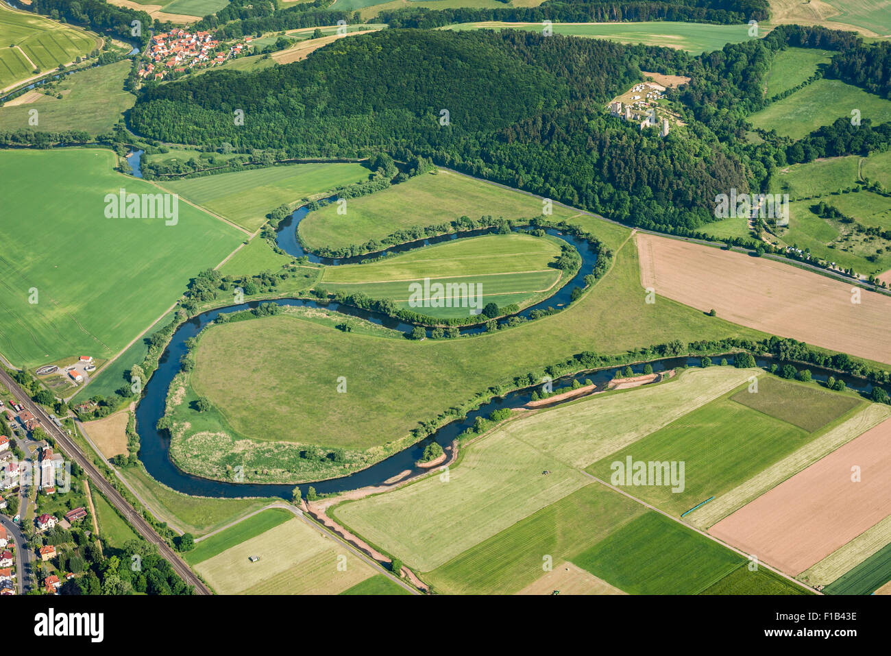 Werra-Fluss-Schleifen in Herleshausen, ehemalige innerdeutsche Grenze, Thüringen Brandenburg Burgruine und Gemeinschaft Göringen Stockfoto