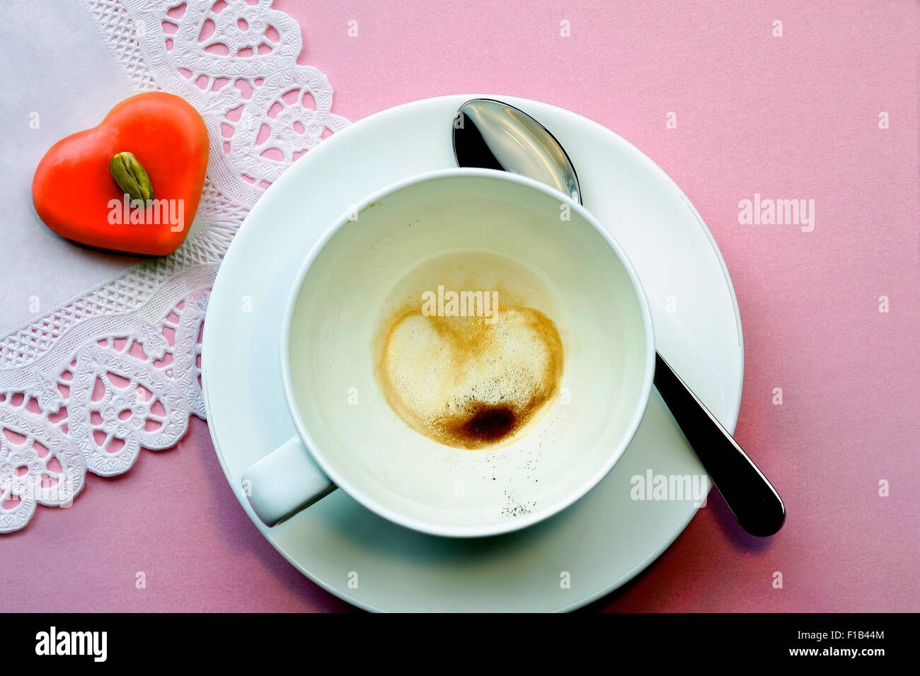 Kaffee Bodensatz in der Form eines Herzens, leere Kaffeetasse, Herz-geformte Schokolade Stockfoto