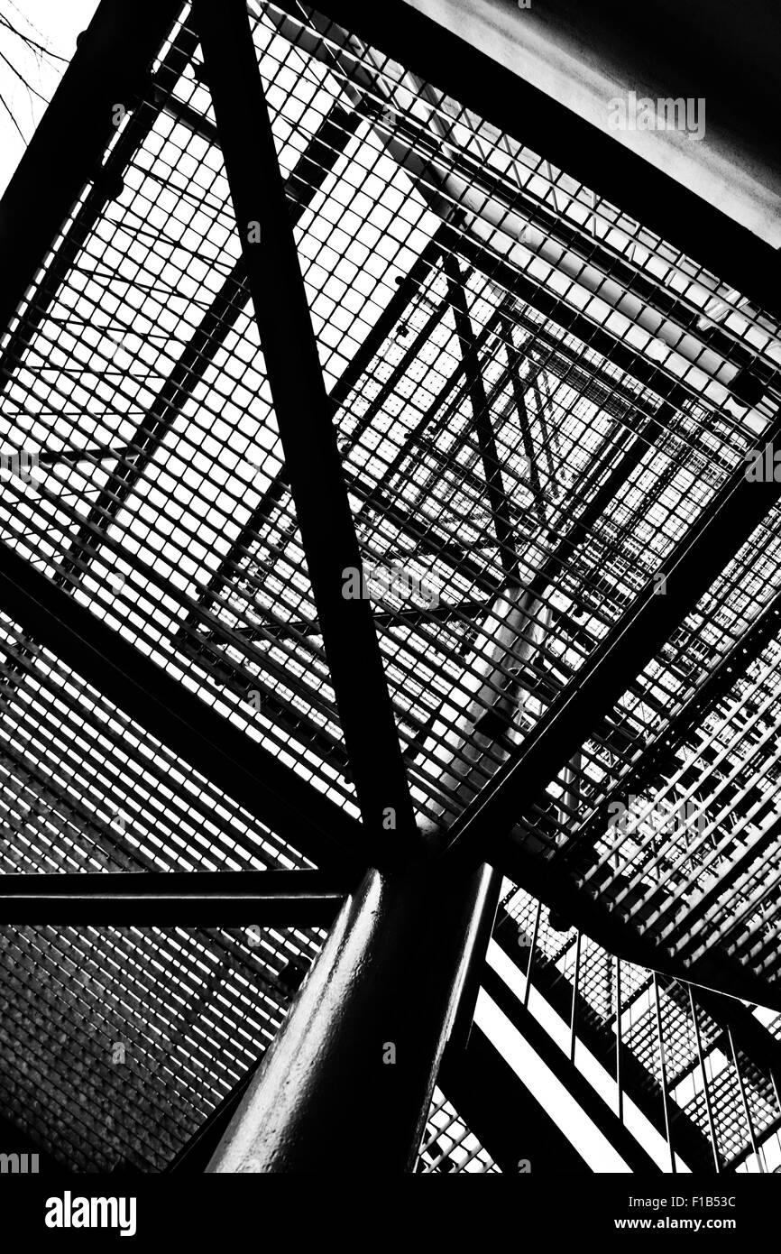 Metall-Treppe zu abstrahieren, Ansicht von unten Stockfoto Metall-Treppe zu abstrahieren, Ansicht von unten Stockfoto