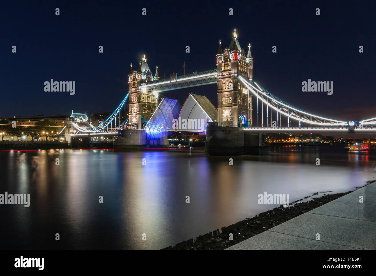 Tower Bridge bei Nacht, London, England, Vereinigtes Königreich ein Href = "http://www.aprishot.com/media.details.php?mediaID=698" Lizenz Stockfoto