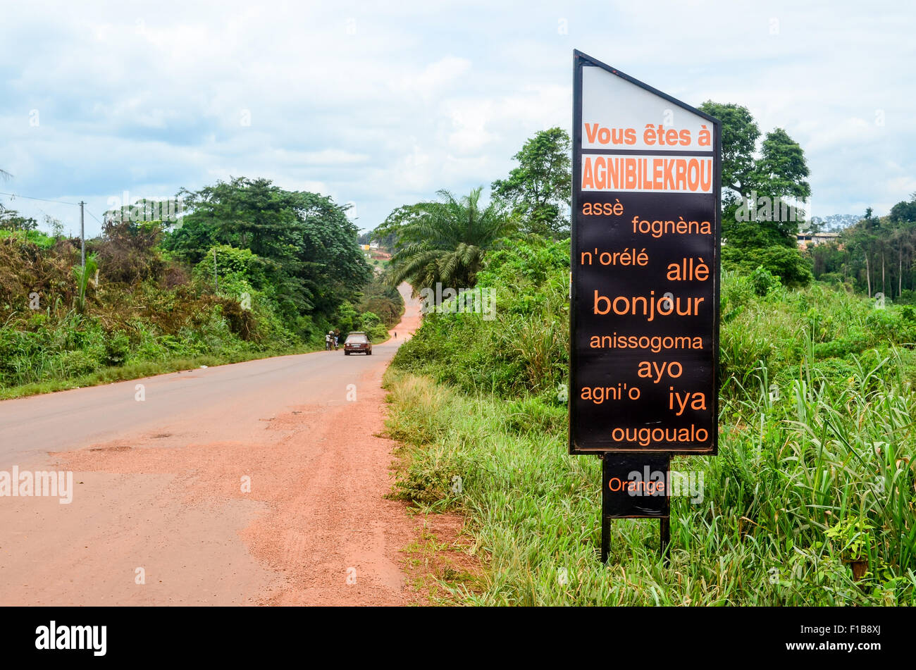Willkommen Sie Schild von Orange (Telekom) in Côte d ' Ivoire in verschiedenen Landessprachen Stockfoto