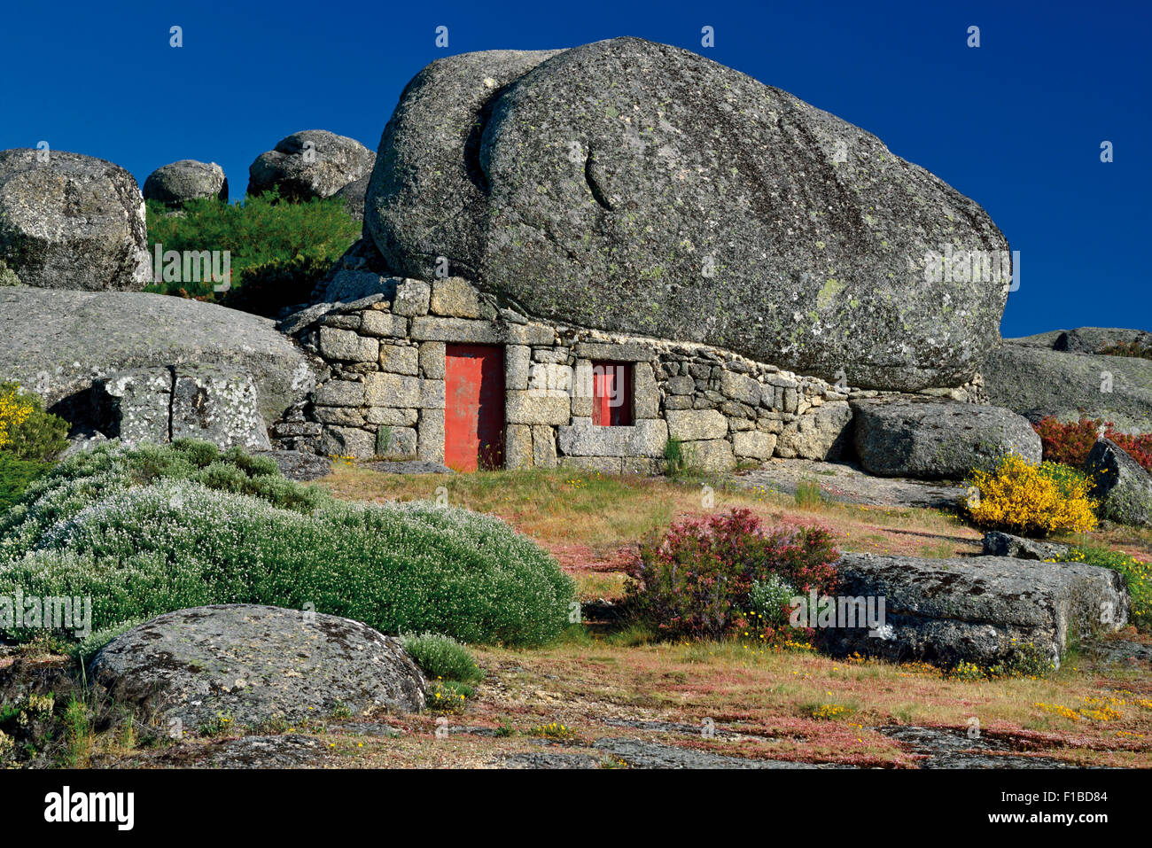 Portugal, Serra Da Estrela: Haus unter den Felsen Stockfoto