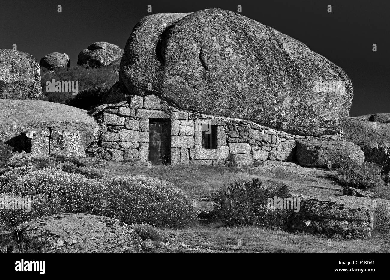 Portugal, Serra Da Estrela: Haus unter den Felsen (bw) Stockfoto