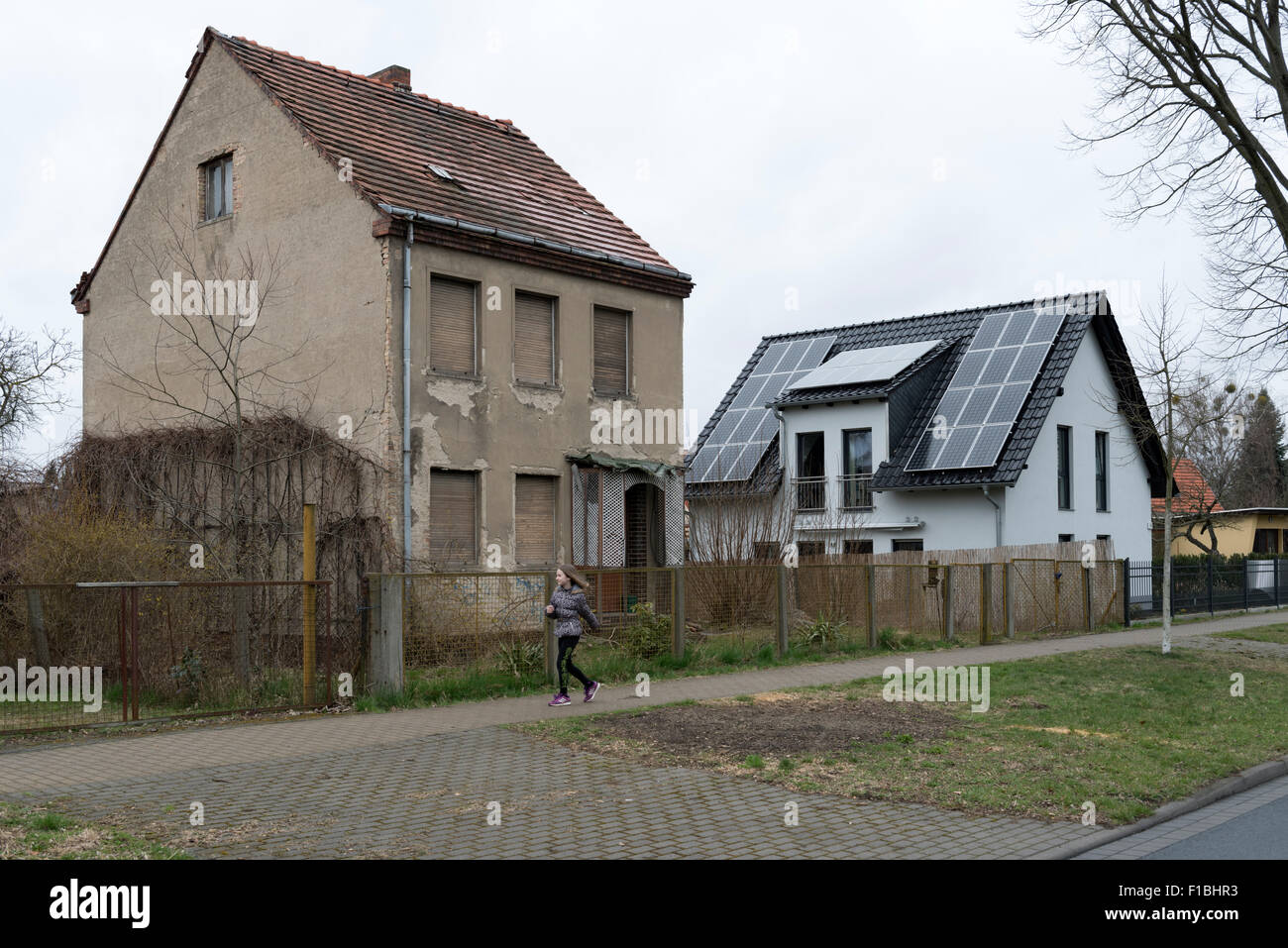 Teltow, Deutschland, unbewohnten alt- und Neubau mit Solardach Stockfoto