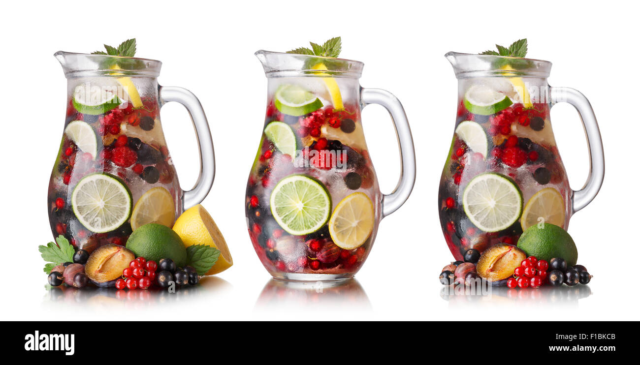 Sammlung von Berry Sangria in Glaskrügen mit Früchten im Vordergrund. Große Schärfentiefe Stockfoto