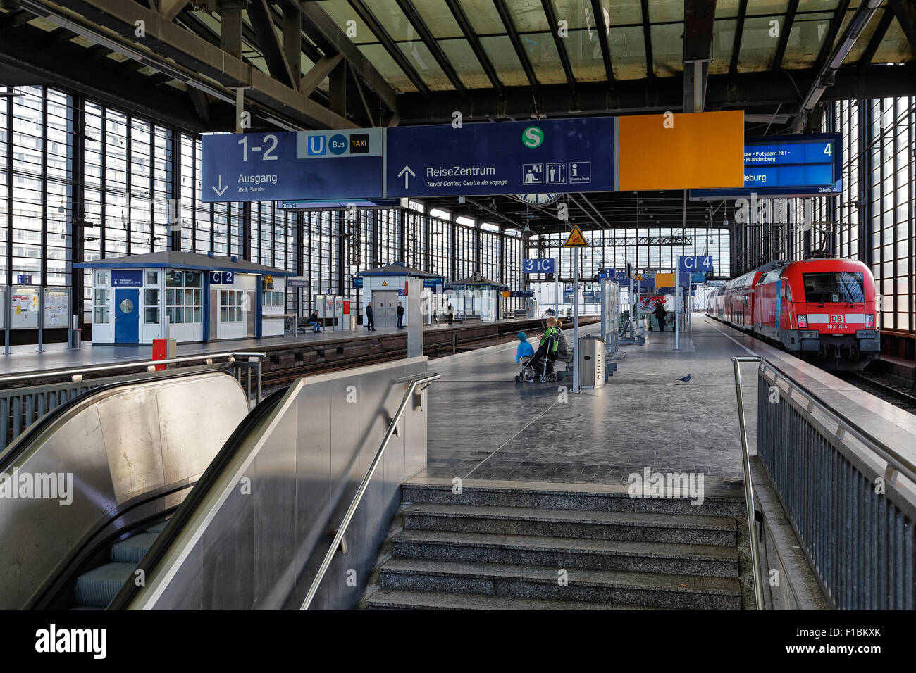 Berlin, Deutschland, die Plattform am Bahnhof Zoo Stockfoto