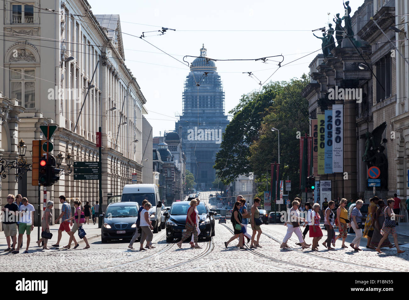 Stadtstraße und der Justizpalast in Brüssel, Belgien Stockfoto