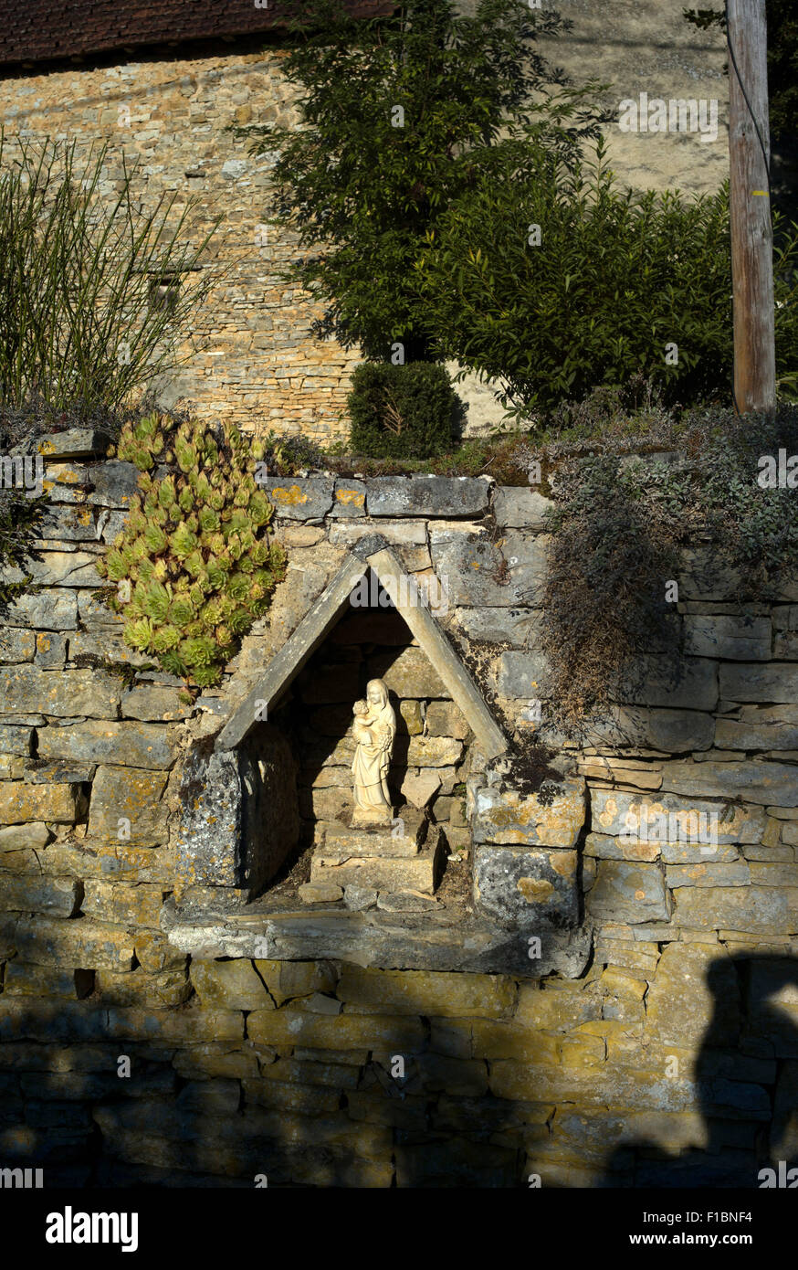 Jungfrau Maria und Christus Kind in einer steinernen Nische, Pont Carral, Lot, Frankreich Stockfoto